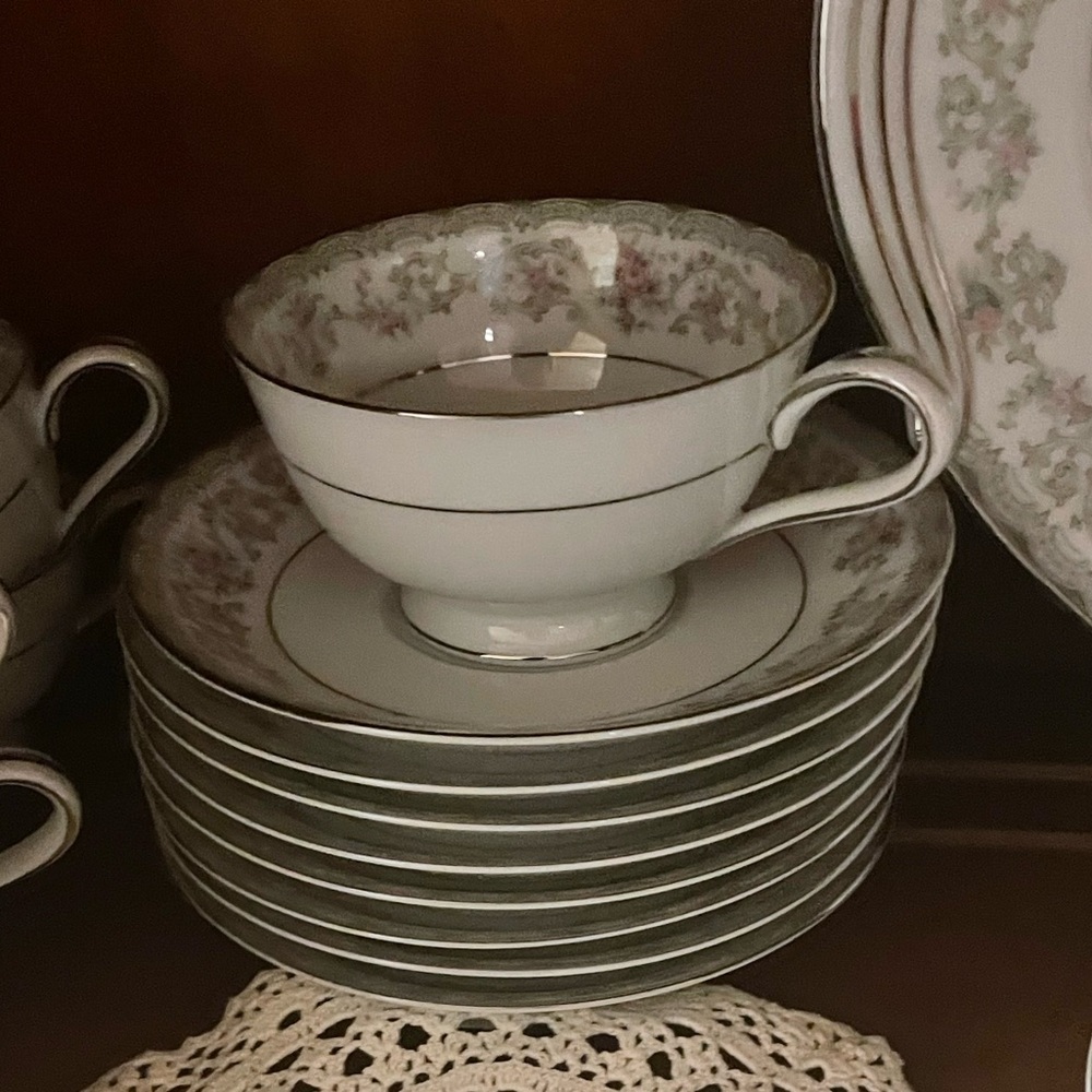 Antique Noritake fine bone China. EUC! 8 person place setting. - Picture 3 of 12